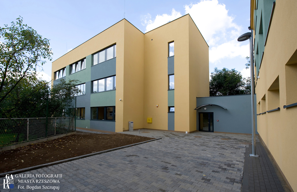 Rozbudowana szkoła podstawowa na Zalesiu